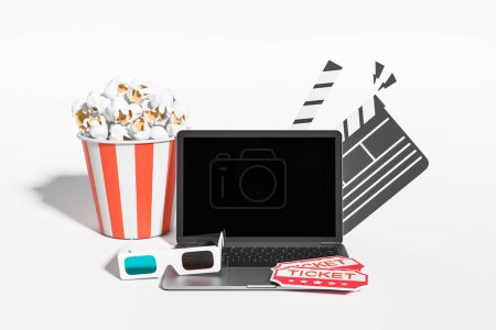 Foto de Ordenador portátil con pantalla de maqueta negra, maíz pop y dos entradas, aplausos y gafas 3D sobre fondo blanco. Concepto de cine en línea. Renderizado 3D - Imagen libre de derechos