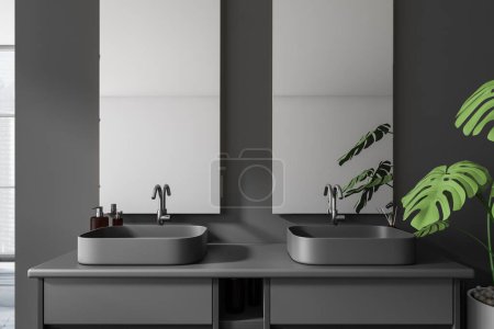 Téléchargez les photos : Intérieur salle de bain sombre avec double lavabo et commode, deux miroirs. Zone de baignade avec plante et fenêtre. rendu 3D - en image libre de droit