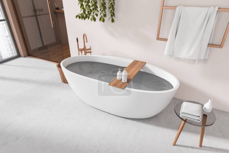 Téléchargez les photos : Vue de dessus de l'intérieur de la salle de bain de luxe avec baignoire et douche au sol en béton clair. Zone de baignade avec tabouret et accessoires, porte-serviettes et fenêtre. rendu 3D - en image libre de droit
