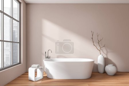 Téléchargez les photos : Vue de face sur salle de bain lumineuse intérieure avec baignoire, mur blanc vide, tabouret avec serviettes, parquet en chêne, fenêtre panoramique avec gratte-ciel de la ville. Rendu 3d - en image libre de droit