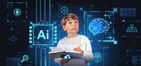 Téléchargez les photos : L'enfant prend des notes et regarde l'hologramme de hud de cerveau d'IA, l'intelligence artificielle avec le cerveau humain numérique et le circuit imprimé. Concept de machine learning et technologies futuristes - en image libre de droit
