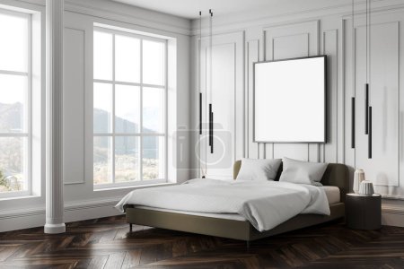 Foto de Dormitorio de hotel blanco cama interior y mesita de noche, vista lateral piso de madera dura. Elegante rincón del sueño con el póster de lona simulada en la pared de moldeo. Ventana panorámica en el campo. Renderizado 3D - Imagen libre de derechos