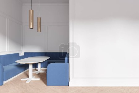 Foto de Interior de café de lujo con sofá y mesa, espacio para comer VIP en el suelo de madera. Acogedora zona de reunión con muebles clásicos y burla de partición blanca vacía. Renderizado 3D - Imagen libre de derechos