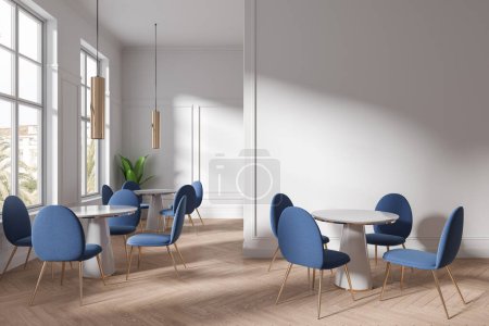 Téléchargez les photos : Intérieur du restaurant moderne dans un style classique avec des murs blancs, sol en bois, tables rondes avec des chaises bleues confortables et grand mur d'espace de copie. Rendu 3d - en image libre de droit