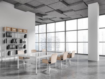 Foto de Esquina de la moderna oficina panorámica sala de reuniones con paredes blancas, columnas, piso de hormigón, mesa de conferencias larga con sillas beige y librería con carpetas. renderizado 3d - Imagen libre de derechos