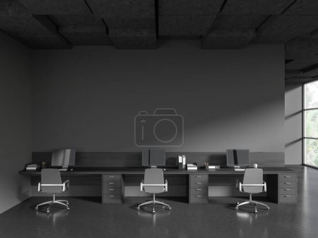 Foto de Interior oscuro de la oficina con sillas y escritorio con ordenadores PC, espacio de coworking con muebles y ventana panorámica en los trópicos. Prepara la pared del espacio de copia. Renderizado 3D - Imagen libre de derechos