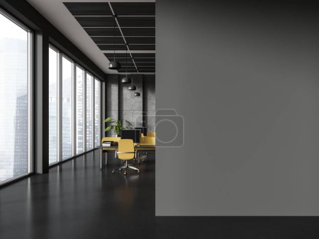 Foto de Interior de coworking con estilo oscuro con sillones y escritorio con monitores de PC en fila. Ventana panorámica de los rascacielos de Singapur. Simular la partición de la pared de espacio de copia. Renderizado 3D - Imagen libre de derechos