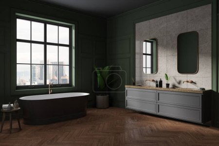 Foto de Clásico cuarto de baño oscuro interior con bañera y mesa con accesorios, doble lavabo vista lateral y tocador gris en piso de madera. Ventana panorámica de Kuala Lumpur. Renderizado 3D - Imagen libre de derechos