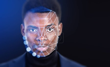 Téléchargez les photos : Portrait d'homme d'affaires noir et hologramme numérique de balayage biométrique, détection et reconnaissance de visage. Concept de visage id et intelligence artificielle. - en image libre de droit