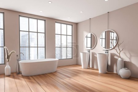 Téléchargez les photos : Vue d'angle sur salle de bain lumineuse intérieure avec baignoire, deux lavabos avec miroirs ronds, vases avec plante d'intérieur, parquet en chêne, fenêtre panoramique avec gratte-ciel de la ville. Rendu 3d - en image libre de droit