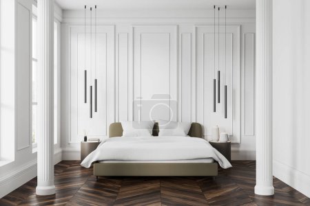Foto de Interior de dormitorio moderno en estilo clásico con paredes blancas, suelo de madera, columnas y cómoda cama king size con manta blanca y dos mesitas de noche redondas. renderizado 3d - Imagen libre de derechos