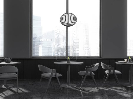 Téléchargez les photos : Intérieur du café élégant avec des murs gris et en bois, sol en pierre, tables rondes avec chaises grises et fenêtres avec paysage urbain. Rendu 3d - en image libre de droit
