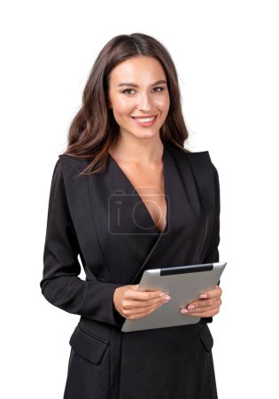 Foto de Mujer de negocios mirando a la cámara con la tableta en las manos, aislado sobre fondo blanco. Retrato sonriente del hermoso gerente. Concepto de conexión, comunicación y red en línea - Imagen libre de derechos