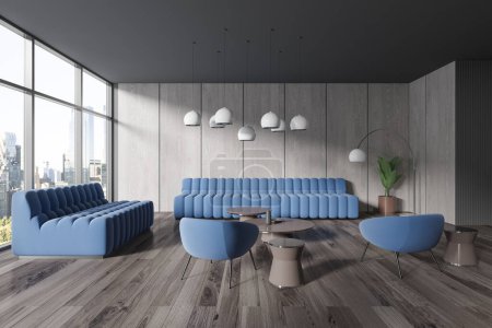 Foto de Interior de la sala de estar de casa oscura con sofá azul y sillones, mesa de centro con decoración en piso de paneles de madera dura. Ventana panorámica de los rascacielos de Nueva York. Renderizado 3D - Imagen libre de derechos