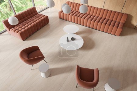 Foto de Vista superior del interior de la zona de salón con sofá naranja y sillones, mesa de centro con decoración en piso de paneles de madera dura. Ventana panorámica en vista tropical. Renderizado 3D - Imagen libre de derechos