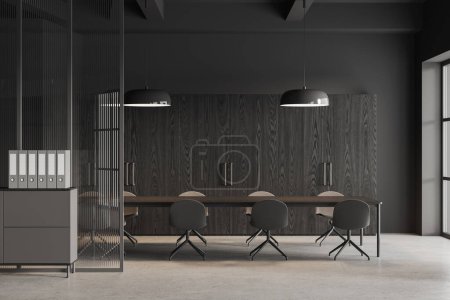 Foto de Interior de la elegante sala de reuniones de oficina con paredes grises y de vidrio, suelo de hormigón, mesa de conferencias larga con sillas grises y armario de madera oscura. renderizado 3d - Imagen libre de derechos