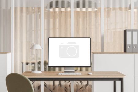 Foto de Espacio de trabajo interior con ordenador PC en escritorio de madera con lámpara. Lugar de trabajo minimalista en el loft de negocios con pantalla de espacio de copia simulada y partición de vidrio. Renderizado 3D - Imagen libre de derechos