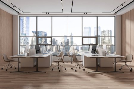 Foto de Interior de coworking de madera con sillas de oficina en fila y ordenador PC en el escritorio, piso de madera. Diseño elegante del lugar de trabajo con ventana panorámica en los rascacielos de Nueva York. Renderizado 3D - Imagen libre de derechos