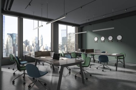 Foto de Interior de elegante oficina de espacio abierto con paredes verdes y grises, suelo de hormigón, grandes mesas de ordenador con sillas multicolores y relojes que muestran la hora mundial. renderizado 3d - Imagen libre de derechos