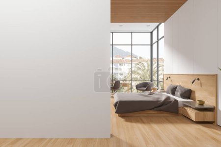 Foto de Hotel de lujo dormitorio interior cama de madera en el suelo de madera. Elegante sala de relax con mesita de noche y sillón, ventana panorámica. Finge una partición de pared blanca vacía. Renderizado 3D - Imagen libre de derechos