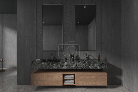Téléchargez les photos : Intérieur sombre de la salle de bain avec double lavabo et deux grands miroirs, lavabo et vanité flottante en bois avec accessoires de bain, sol en tuiles de béton gris. rendu 3D - en image libre de droit