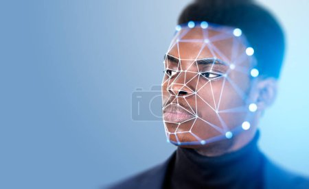 Téléchargez les photos : Beau et sérieux homme d'affaires afro-américain avec reconnaissance faciale par interface numérique avec hologramme de connexion ligne. Concept de technologie moderne de balayage biométrique d'intelligence artificielle - en image libre de droit