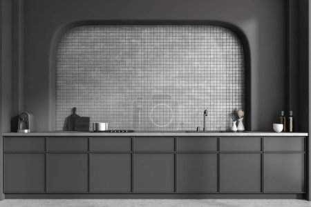 Téléchargez les photos : Vue de face sur cuisine sombre intérieure avec mur de tuiles grises, sol en béton, évier, cuisinière à gaz, cafetière, huile, cuillères, bureaux, casserole. Concept de design minimaliste. Rendu 3d - en image libre de droit