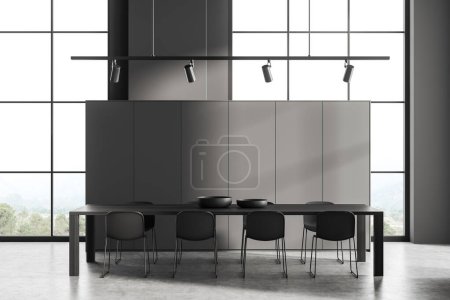 Foto de Interior oscuro de la sala de conferencias con sillas y tabla en suelo de hormigón gris. Oficina sala de reuniones con armario oculto y ventana panorámica en el campo. Renderizado 3D - Imagen libre de derechos