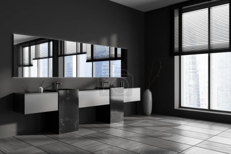 Téléchargez les photos : Intérieur salle de bain sombre avec double lavabo et long miroir, vue latérale. Accessoires de bain et décoration, fenêtre panoramique sur gratte-ciel. rendu 3D - en image libre de droit