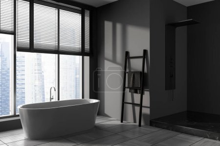 Foto de Interior del baño oscuro con bañera, ducha y escalera de toalla. Ventana panorámica con jalousie en rascacielos. Renderizado 3D - Imagen libre de derechos