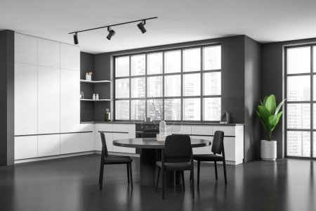 Téléchargez les photos : Cuisine intérieure noire et blanche avec table et chaises, vue latérale. Coin cuisine avec ustensiles de cuisine, fenêtre panoramique sur gratte-ciel. rendu 3D - en image libre de droit