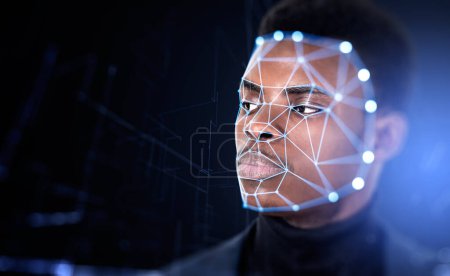 Téléchargez les photos : Beau et sérieux homme d'affaires afro-américain avec reconnaissance faciale par interface numérique avec hologramme de connexion ligne. Concept de technologie moderne de balayage biométrique d'intelligence artificielle - en image libre de droit