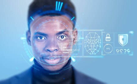 Téléchargez les photos : Portrait d'homme d'affaires noir avec balayage et analyse de données biométriques sur écran virtuel. Détection du visage et intelligence artificielle. Concept de visage id - en image libre de droit