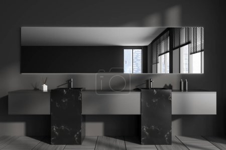Foto de Interior del baño oscuro con doble lavabo de mármol y espejo largo, piso de baldosas grises. Cubierta con accesorios de baño y ventana panorámica en rascacielos. Renderizado 3D - Imagen libre de derechos