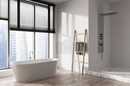 Téléchargez les photos : Intérieur de salle de bain blanche avec baignoire, douche et échelle porte-serviettes. Fenêtre panoramique avec jalousie sur Singapour vue sur la ville. rendu 3D - en image libre de droit