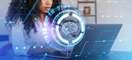 Téléchargez les photos : Femme africaine travaillant avec ordinateur portable, cerveau AI hologramme lumineux avec carte de circuit imprimé hud. Intelligence artificielle et technologie futuriste. Concept d'apprentissage automatique et monde mental numérique - en image libre de droit