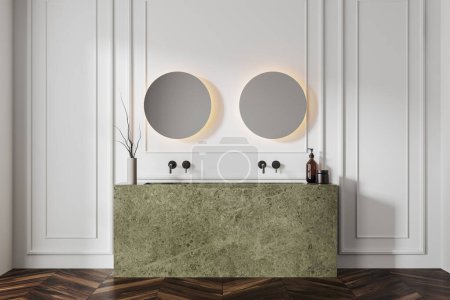 Téléchargez les photos : Intérieur de salle de bain moderne avec murs blancs, sol en bois foncé, double lavabo massif en pierre verte et deux miroirs ronds suspendus au-dessus. Rendu 3d - en image libre de droit