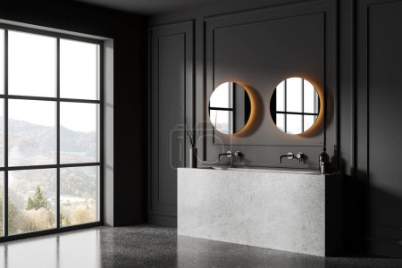 Téléchargez les photos : Intérieur de salle de bain sombre avec double lavabo et vanité en pierre, vue latérale de deux miroirs ronds sur le mur de moulage, accessoires de bain. Fenêtre panoramique sur campagne. rendu 3D - en image libre de droit