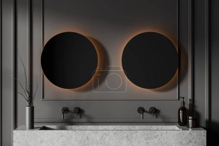 Foto de Interior de baño contemporáneo en estilo clásico con paredes grises, masivo lavabo doble de piedra blanca y dos espejos redondos colgando por encima de ella. renderizado 3d - Imagen libre de derechos