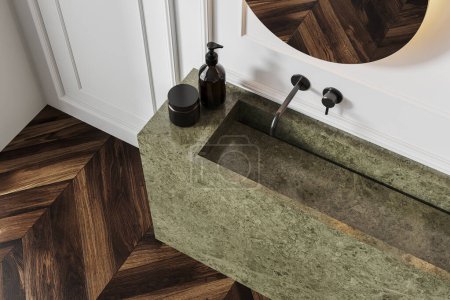 Téléchargez les photos : Vue de dessus de l'intérieur de la salle de bain moderne avec des murs blancs, sol en bois foncé et évier massif en pierre verte avec miroir rond suspendu au-dessus. Rendu 3d - en image libre de droit