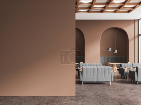 Foto de Interior de elegante restaurante con paredes arqueadas marrones, suelo de hormigón, mesas redondas con cómodos sofás grises y sillas marrones de pie cerca de ellos. Copia la pared del espacio a la izquierda. renderizado 3d - Imagen libre de derechos