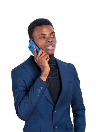 Foto de Hombre de negocios africano sonriente llamando por teléfono, retrato en traje formal azul aislado sobre fondo blanco. Concepto de red empresarial, comunicación y conferencia en línea - Imagen libre de derechos