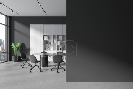 Téléchargez les photos : Intérieur de réunion sombre avec chaises et planche, espace de conférence avec étagère et fenêtre panoramique sur les gratte-ciel de New York. Maquette de partition d'espace de copie. rendu 3D - en image libre de droit