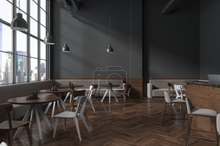 Téléchargez les photos : Intérieur du restaurant élégant avec des murs gris, sol en bois foncé, canapés gris confortables et chaises en bois debout près des tables rondes. Rendu 3d - en image libre de droit