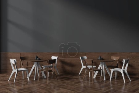 Foto de Interior del restaurante oscuro con sillas de madera y mesa en fila, piso de madera. Café de reunión y zona de comedor con diseño minimalista. Mock up pared gris vacía. Renderizado 3D - Imagen libre de derechos