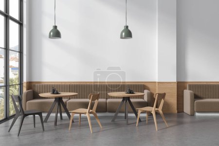 Foto de Interior minimalista del restaurante con sillas de madera y mesa redonda en fila. Acogedor espacio para comer cafetería con sofá beige cerca de la ventana panorámica en el campo. Renderizado 3D - Imagen libre de derechos
