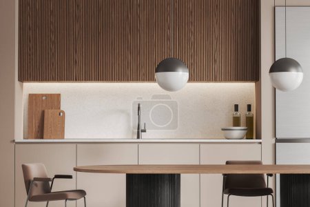 Foto de Interior de cocina moderna con paredes beige, armarios de madera, cómodos gabinetes beige con fregadero incorporado y mesa de comedor larga con sillas en primer plano. renderizado 3d - Imagen libre de derechos