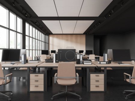 Téléchargez les photos : Intérieur coworking sombre et en bois avec fauteuils et ordinateur PC sur bureau en rangée, sol en béton noir. Design minimaliste avec fenêtre panoramique sur les tropiques. rendu 3D - en image libre de droit