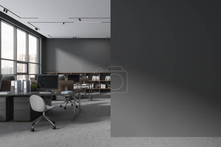 Téléchargez les photos : Intérieur de bureau sombre avec moniteurs PC sur le bureau en rangée, fauteuils sur sol en béton gris. Espace de travail avec étagère et fenêtre panoramique sur les gratte-ciel. Maquette de partition de mur d'espace de copie. rendu 3D - en image libre de droit