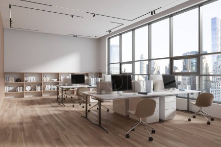 Foto de Interior de espacio de trabajo blanco con escritorio con ordenador PC en fila, piso de madera dura. Elegante rincón de coworking con estante y ventana panorámica en los rascacielos de Nueva York. Renderizado 3D - Imagen libre de derechos